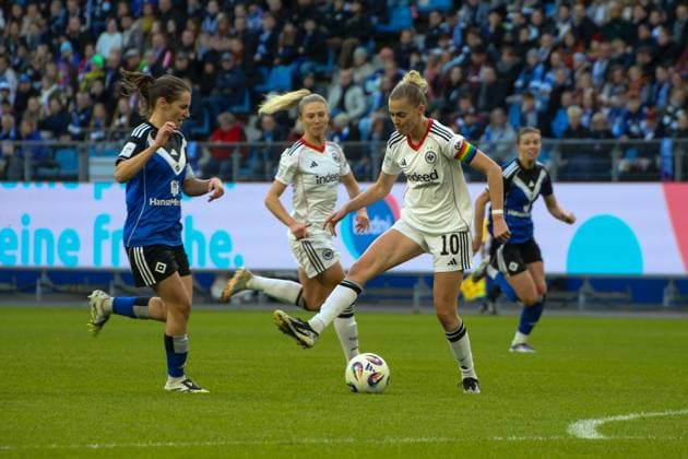 02 11 2025, xgrfx, Soccer Google Pixel Women Bundesliga, Hamburger SV Eintracht Frankfurt v l Pauline Machtens Hamburger SV , Laura Freigang Eintracht Frankfurt DFL DFB REGULATIONS PROHIBIT ANY USE OF PHOTOGRAPHS as IMAGE SEQUENCES and or QUASI VIDEO Hamburg
