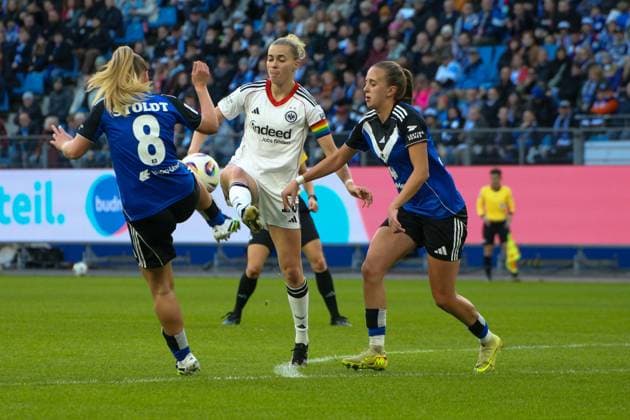 02 11 2025, xgrfx, Soccer Google Pixel Women Bundesliga, Hamburger SV Eintracht Frankfurt v l Svea Stoldt Hamburger SV , Laura Freigang Eintracht Frankfurt DFL DFB REGULATIONS PROHIBIT ANY USE OF PHOTOGRAPHS as IMAGE SEQUENCES and or QUASI VIDEO Hamburg