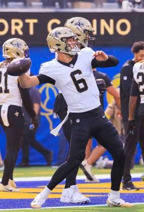 November 2, 2025, Inglewood, California, USA: 6 Tyler Shough, QB of the New Orleans Saints warms up during the pregame prior to their regular NFL, American Football Herren, USA season game against the Los Angeles Rams on Sunday November 2, 2025 at SoFi Stadium in Inglewood, California. ARIANA RUIZ PI Inglewood USA - ZUMAp124 20251102_zaa_p124_035 Copyright: xArianaxRuizx