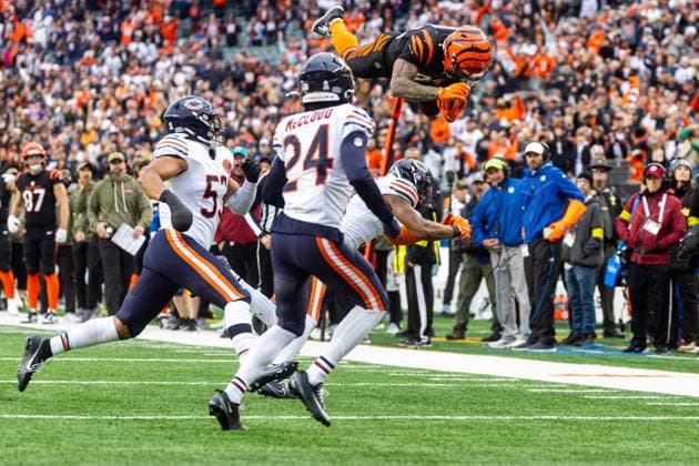 November 2, 2025, Cincinnati, Ohio, USA: Cincinnati Bengals running back CHASE BROWN (30) leaps over the Chicago Bear defenders during NFL, American Football Herren, USA game action at Paycor Stadium in Cincinnat. Cincinnati USA - ZUMAc04_ 20251102_zma_c04_088 Copyright: xJohnxMersitsx