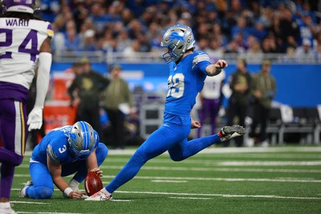 Minnesota Vikings vs Detroit Lions DETROIT,MICHIGAN-NOVEMBER 2: Detroit Lions place kicker Jake Bates 39 kicks the ball for an extra point during the first half of an NFL, American Football Herren, USA football game between the Minnesota Vikings and the Detroit Lions in Detroit, Michigan USA, on Sunday, November 2, 2025 Detroit Michigan United States  Copyright: xJorgexLemusx originalFilename:lemus-minnesot251102_npOUS.jpg