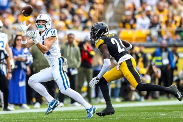 November 2, 2025, Pittsburgh, Pennsylvania, USA: Indianapolis Colts wide receiver ALEC PIERCE (14) hauls in a pass while covered by Pittsburgh Steelers cornerback JOEY PORTER JR. (24) during the NFL, American Football Herren, USA football game between the Pittsburgh Steelers and the Indianapolis Colts at Acrisure Stadium in Pittsburgh, Pennsylvania. Pittsburgh USA - ZUMAg257 20251102_zsp_g257_010 Copyright: xBrentxGudenschwagerx