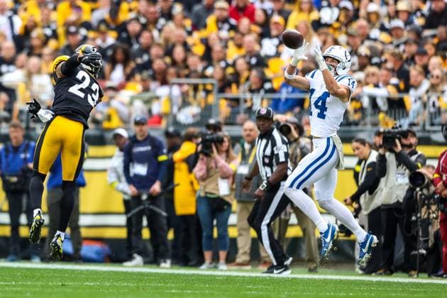 November 2, 2025, Pittsburgh, Pennsylvania, USA: Indianapolis Colts wide receiver ALEC PIERCE (14) hauls in a pass while covered by Pittsburgh Steelers cornerback DARIUS SLAY (23) during the NFL, American Football Herren, USA football game between the Pittsburgh Steelers and the Indianapolis Colts at Acrisure Stadium in Pittsburgh, Pennsylvania. Pittsburgh USA - ZUMAg257 20251102_zsp_g257_012 Copyright: xBrentxGudenschwagerx