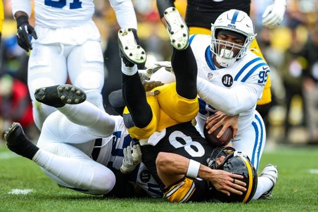 November 2, 2025, Pittsburgh, Pennsylvania, USA: Pittsburgh Steelers quarterback AARON RODGERS (8) is sacked by Indianapolis Colts defensive end LAIATU LATU (97) during the NFL, American Football Herren, USA football game between the Pittsburgh Steelers and the Indianapolis Colts at Acrisure Stadium in Pittsburgh, Pennsylvania. Pittsburgh USA - ZUMAg257 20251102_zsp_g257_018 Copyright: xBrentxGudenschwagerx