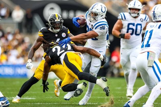 November 2, 2025, Pittsburgh, Pennsylvania, USA: Indianapolis Colts running back JONATHAN TAYLOR (28) sheds a tackle from Pittsburgh Steelers safety KYLE DUGGER (29) during the NFL, American Football Herren, USA football game between the Pittsburgh Steelers and the Indianapolis Colts at Acrisure Stadium in Pittsburgh, Pennsylvania. Pittsburgh USA - ZUMAg257 20251102_zsp_g257_021 Copyright: xBrentxGudenschwagerx