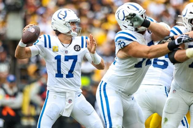 November 2, 2025, Pittsburgh, Pennsylvania, USA: Indianapolis Colts quarterback DANIEL JONES (17) loads up to pass from the pocket during the NFL, American Football Herren, USA football game between the Pittsburgh Steelers and the Indianapolis Colts at Acrisure Stadium in Pittsburgh, Pennsylvania. Pittsburgh USA - ZUMAg257 20251102_zsp_g257_029 Copyright: xBrentxGudenschwagerx