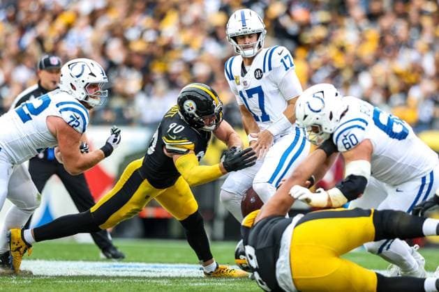 November 2, 2025, Pittsburgh, Pennsylvania, USA: Pittsburgh Steelers linebacker T.J. WATT (90) strips the ball from Indianapolis Colts quarterback DANIEL JONES (17)during the NFL, American Football Herren, USA football game between the Pittsburgh Steelers and the Indianapolis Colts at Acrisure Stadium in Pittsburgh, Pennsylvania. Pittsburgh USA - ZUMAg257 20251102_zsp_g257_031 Copyright: xBrentxGudenschwagerx