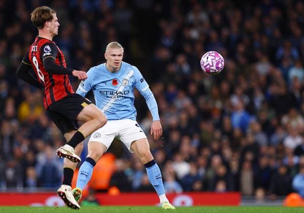 Erling Haaland of Manchester City and Alex Scott of Bournemouth Manchester City v AFC Bournemouth, Premier League, Football, Etihad Stadium, Manchester, UK - 02 Nov 2025Manchester Etihad Stadium United Kingdom EDITORIAL USE ONLY No use with unauthorised audio, video, data, fixture lists, club league logos or live services. Online in-match use limited to 120 images, no video emulation. No use in betting, games or single club league player publications. Copyright: xMattxWest Shutterstockx 15641506bw