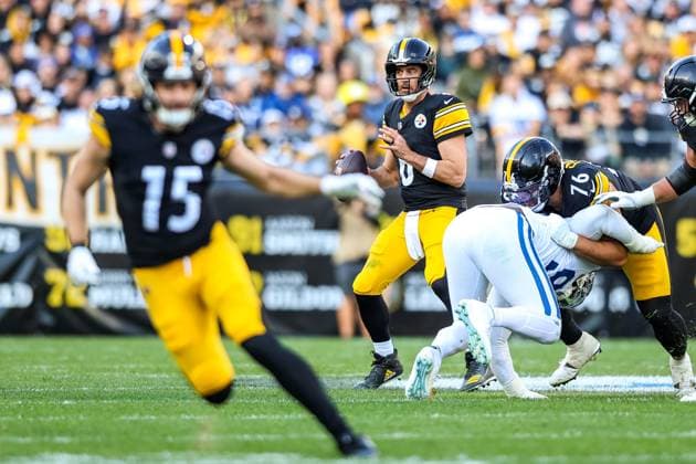 November 2, 2025, Pittsburgh, Pennsylvania, USA: Pittsburgh Steelers quarterback AARON RODGERS (8) looks downfield from the pocket during the NFL, American Football Herren, USA football game between the Pittsburgh Steelers and the Indianapolis Colts at Acrisure Stadium in Pittsburgh, Pennsylvania. Pittsburgh USA - ZUMAg257 20251102_zsp_g257_043 Copyright: xBrentxGudenschwagerx