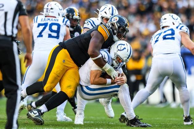 November 2, 2025, Pittsburgh, Pennsylvania, USA: Pittsburgh Steelers defensive tackle KEEANU BENTON (95) sacks Indianapolis Colts quarterback DANIEL JONES (17) during the NFL, American Football Herren, USA football game between the Pittsburgh Steelers and the Indianapolis Colts at Acrisure Stadium in Pittsburgh, Pennsylvania. Pittsburgh USA - ZUMAg257 20251102_zsp_g257_047 Copyright: xBrentxGudenschwagerx