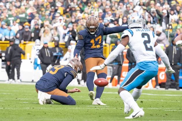 November 2, 2025: Green Bay Packers kicker Brandon McManus (17) kicks a field goal while Green Bay Packers punter Daniel Whelan (19) holds the ball during a game against the Carolina Panthers in Green Bay, WI. Panthers defeated Packers, 16-13. Cal Media. Green Bay United States of America - ZUMAc04_ 20251102_zma_c04_254 Copyright: xKirstenxSchmittx