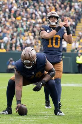 November 2, 2025: Green Bay Packers quarterback Jordan Love (10) calls a time out agains the Carolina Panthers in Green Bay, WI. Panthers defeated Packers, 16-13. Cal Media. Green Bay United States of America - ZUMAc04_ 20251102_zma_c04_257 Copyright: xKirstenxSchmittx