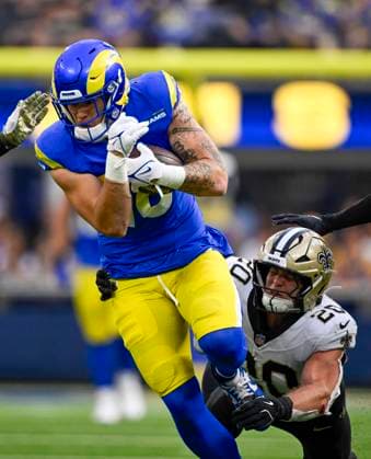 November 02, 2025 Los Angeles Rams tight end Terrance Ferguson (18) carries the ball after making a catch during an NFL, American Football Herren, USA game against the New Orleans Saints in Inglewood, California. Mandatory Photo Credit : CSM Inglewood United States of America - ZUMAc04_ 20251102_zma_c04_274 Copyright: xCharlesxBausx