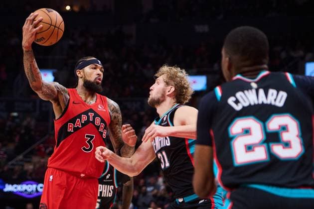 November 2, 2025, Toronto, On, Canada: Toronto Raptors Brandon Ingram (3) drives to the net past Memphis Grizzlies Jock Landale (31) and Cedric Coward (23) during first half NBA, Basketball Herren, USA basketball action in Toronto, on Sunday, Nov. 2, 2025. Canada News - November 2, 2025 - ZUMAc35_ 20251102_zaf_c35_227 Copyright: xSammyxKoganx