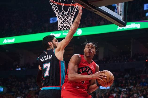 November 2, 2025, Toronto, On, Canada: Toronto Raptors Scottie Barnes (4) drives to the net past Memphis Grizzlies Santi Aldama (7) during first half NBA, Basketball Herren, USA basketball action in Toronto, on Sunday, Nov. 2, 2025. Canada News - November 2, 2025 - ZUMAc35_ 20251102_zaf_c35_228 Copyright: xSammyxKoganx