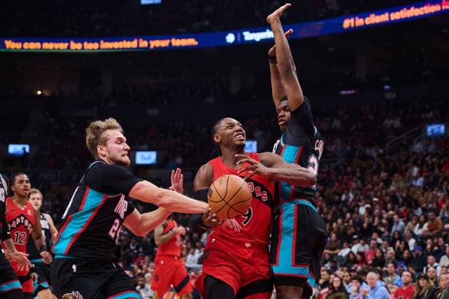 November 2, 2025, Toronto, On, Canada: Toronto Raptors RJ Barrett (9) drives through Memphis Grizzlies Cam Spencer (24) and Cedric Coward (23) during first half NBA, Basketball Herren, USA basketball action in Toronto, on Sunday, Nov. 2, 2025. Canada News - November 2, 2025 - ZUMAc35_ 20251102_zaf_c35_230 Copyright: xSammyxKoganx