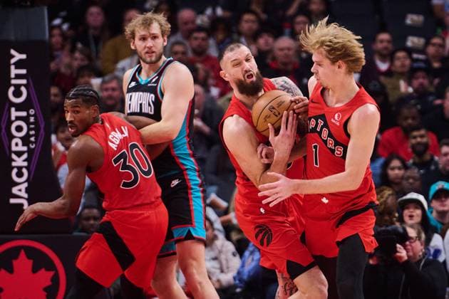 November 2, 2025, Toronto, On, Canada: Toronto Raptors Sandro Mamukelashvili (54) and Gradey Dick (1) collide as they vie for the ball during first half NBA, Basketball Herren, USA basketball action against the Memphis Grizzlies in Toronto, on Sunday, Nov. 2, 2025. Canada News - November 2, 2025 - ZUMAc35_ 20251102_zaf_c35_234 Copyright: xSammyxKoganx