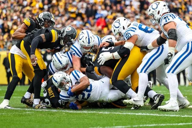 November 2, 2025, Pittsburgh, Pennsylvania, USA: Indianapolis Colts running back JONATHAN TAYLOR (28) reaches for the endzone during the NFL, American Football Herren, USA football game between the Pittsburgh Steelers and the Indianapolis Colts at Acrisure Stadium in Pittsburgh, Pennsylvania. Pittsburgh USA - ZUMAg257 20251102_zsp_g257_071 Copyright: xBrentxGudenschwagerx