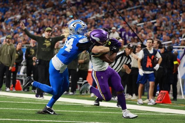 Minnesota Vikings vs Detroit Lions DETROIT,MICHIGAN-NOVEMBER 2: Minnesota Vikings running back Jordan Mason 27 runs the ball against Detroit Lions linebacker Alex Anzalone 34 during the second half of an NFL, American Football Herren, USA football game between the Minnesota Vikings and the Detroit Lions in Detroit, Michigan USA, on Sunday, November 2, 2025 Detroit Michigan United States  Copyright: xJorgexLemusx originalFilename:lemus-minnesot251102_np8SS.jpg
