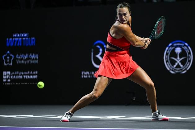 WTA, Tennis Damen Finals 2025 - Day Two RIYADH, SAUDI ARABIA NOVEMBER 2, 2025: Aryna Sabalenka plays against Jasmine Paolini of Italy, during their group-stage match on Day 2 of the 2025 WTA Finals at King Saud University Indoor Arena in Riyadh, Saudi Arabia, on November 2, 2025. Riyadh Saudi Arabia  Copyright: xSTRx originalFilename:str-wtafinal251102_npHn6.jpg