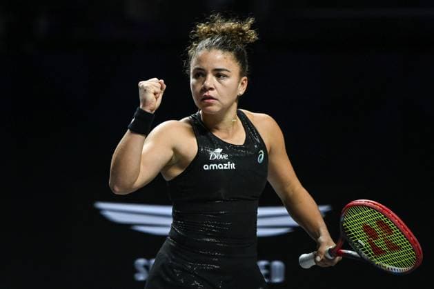 WTA, Tennis Damen Finals 2025 - Day Two RIYADH, SAUDI ARABIA NOVEMBER 2, 2025: Jasmine Paolini of Italy plays against Aryna Sabalenka during their group-stage match on Day 2 of the 2025 WTA Finals at King Saud University Indoor Arena in Riyadh, Saudi Arabia, on November 2, 2025. Riyadh Saudi Arabia  Copyright: xSTRx originalFilename:str-wtafinal251102_nprde.jpg