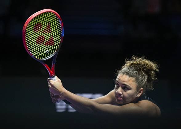 WTA, Tennis Damen Finals 2025 - Day Two RIYADH, SAUDI ARABIA NOVEMBER 2, 2025: Jasmine Paolini of Italy plays against Aryna Sabalenka during their group-stage match on Day 2 of the 2025 WTA Finals at King Saud University Indoor Arena in Riyadh, Saudi Arabia, on November 2, 2025. Riyadh Saudi Arabia  Copyright: xSTRx originalFilename:str-wtafinal251102_nphr1.jpg