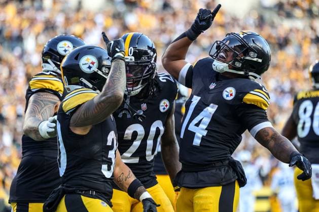 November 2, 2025, Pittsburgh, Pennsylvania, USA: Pittsburgh Steelers running backs JAYLEN WARREN (30), KALEB JOHNSON (20), and KENNETH GAINWELL (14) celebrate a touchdown during the NFL, American Football Herren, USA football game between the Pittsburgh Steelers and the Indianapolis Colts at Acrisure Stadium in Pittsburgh, Pennsylvania. Pittsburgh USA - ZUMAg257 20251102_zsp_g257_073 Copyright: xBrentxGudenschwagerx