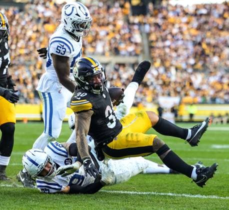 November 2, 2025, Pittsburgh, Pennsylvania, USA: Pittsburgh Steelers running back JAYLEN WARREN (30) carries the ball for a touchdown during the NFL, American Football Herren, USA football game between the Pittsburgh Steelers and the Indianapolis Colts at Acrisure Stadium in Pittsburgh, Pennsylvania. Pittsburgh USA - ZUMAg257 20251102_zsp_g257_076 Copyright: xBrentxGudenschwagerx