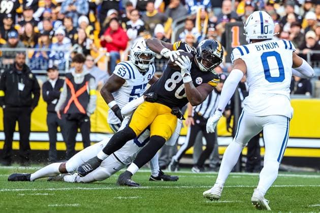 November 2, 2025, Pittsburgh, Pennsylvania, USA: Pittsburgh Steelers tight end DARNELL WASHINGTON (80) is dragged down by Indianapolis Colts safety CAMRYN BYNUM (0) after a reception during the NFL, American Football Herren, USA football game between the Pittsburgh Steelers and the Indianapolis Colts at Acrisure Stadium in Pittsburgh, Pennsylvania. Pittsburgh USA - ZUMAg257 20251102_zsp_g257_077 Copyright: xBrentxGudenschwagerx