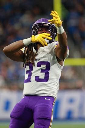 Minnesota Vikings vs Detroit Lions DETROIT,MICHIGAN-NOVEMBER 2: Minnesota Vikings running back Aaron Jones Sr. 33 reacts after a play during the first half of an NFL, American Football Herren, USA football game between the Minnesota Vikings and the Detroit Lions in Detroit, Michigan USA, on Sunday, November 2, 2025 Detroit Michigan United States  Copyright: xJorgexLemusx originalFilename:lemus-minnesot251102_npadw.jpg