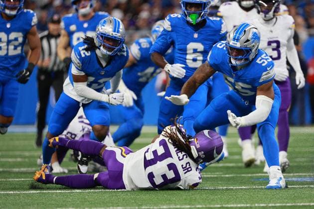 Minnesota Vikings vs Detroit Lions DETROIT,MICHIGAN-NOVEMBER 2: Minnesota Vikings running back Aaron Jones Sr. 33 runs the ball during the first half of an NFL, American Football Herren, USA football game between the Minnesota Vikings and the Detroit Lions in Detroit, Michigan USA, on Sunday, November 2, 2025 Detroit Michigan United States  Copyright: xJorgexLemusx originalFilename:lemus-minnesot251102_npwhx.jpg