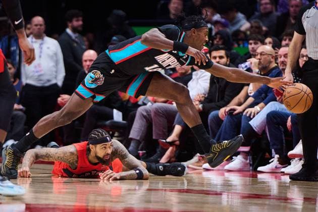 November 2, 2025, Toronto, On, Canada: Memphis Grizzlies Olivier-Maxence Prosper (18) leaps past Toronto Raptors Brandon Ingram (3) as he vies for control of the ball during second half NBA, Basketball Herren, USA basketball action in Toronto, on Sunday, Nov. 2, 2025. Canada News - November 2, 2025 - ZUMAc35_ 20251102_zaf_c35_237 Copyright: xSammyxKoganx