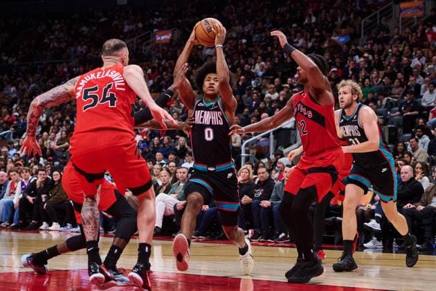 November 2, 2025, Toronto, On, Canada: Memphis Grizzlies Jaylen Wells (0) drives through Toronto Raptors Collin Murray-Boyles (12) and Sandro Mamukelashvili (54) during second half NBA, Basketball Herren, USA basketball action in Toronto, on Sunday, Nov. 2, 2025. Canada News - November 2, 2025 - ZUMAc35_ 20251102_zaf_c35_238 Copyright: xSammyxKoganx
