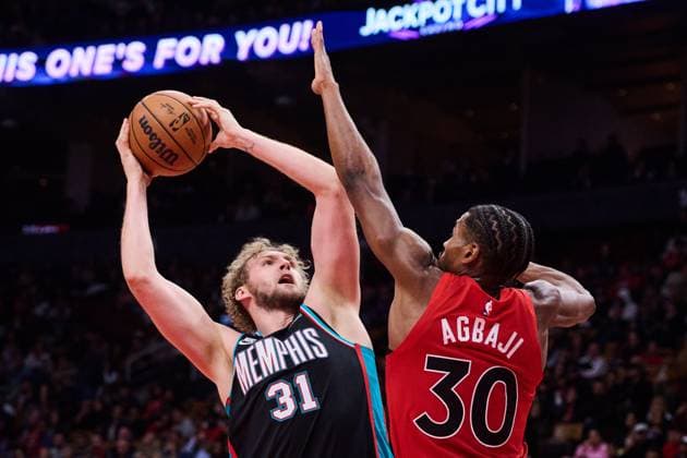 November 2, 2025, Toronto, On, Canada: Memphis Grizzlies Jock Landale (31) drives for the net past Toronto Raptors Ochai Agbaji (30) during second half NBA, Basketball Herren, USA basketball action in Toronto, on Sunday, Nov. 2, 2025. Canada News - November 2, 2025 - ZUMAc35_ 20251102_zaf_c35_244 Copyright: xSammyxKoganx
