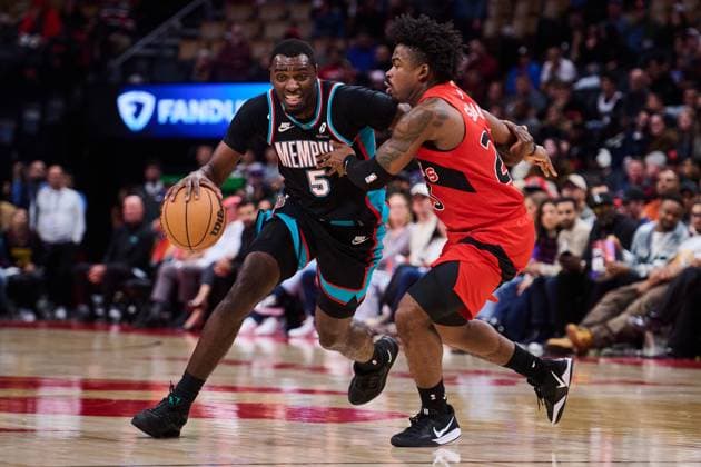 November 2, 2025, Toronto, On, Canada: Memphis Grizzlies Vince Williams Jr. (5) drives past Toronto Raptors Jamal Shead (23) during second half NBA, Basketball Herren, USA basketball action in Toronto, on Sunday, Nov. 2, 2025. Canada News - November 2, 2025 - ZUMAc35_ 20251102_zaf_c35_245 Copyright: xSammyxKoganx