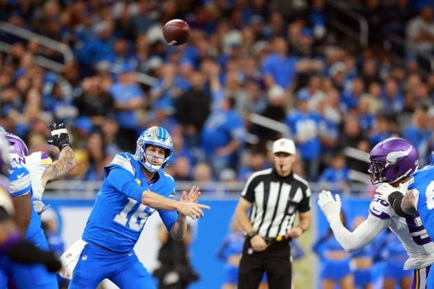 Chicago Bears vs Detroit Lions DETROIT,MICHIGAN-November2: Quarterback Jared Goff (16) of the Detroit Lions launches the ball during an NFL, American Football Herren, USA football game between the Minnesota Vikings and the Detroit Lions in Detroit, Michigan USA, on Sunday, November 2, 2025. Detroit Michigan United States  Copyright: xAmyxLemusx originalFilename:lemus-chicagob251102_npFiR.jpg