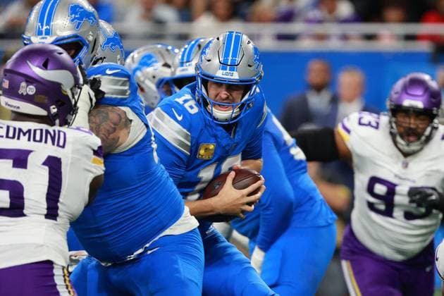 Minnesota Vikings vs Detroit Lions DETROIT,MICHIGAN-NOVEMBER 2: Detroit Lions quarterback Jared Goff 16 looks to pass during the first half of an NFL, American Football Herren, USA football game between the Minnesota Vikings and the Detroit Lions in Detroit, Michigan USA, on Sunday, November 2, 2025 Detroit Michigan United States  Copyright: xJorgexLemusx originalFilename:lemus-minnesot251102_npd5R.jpg