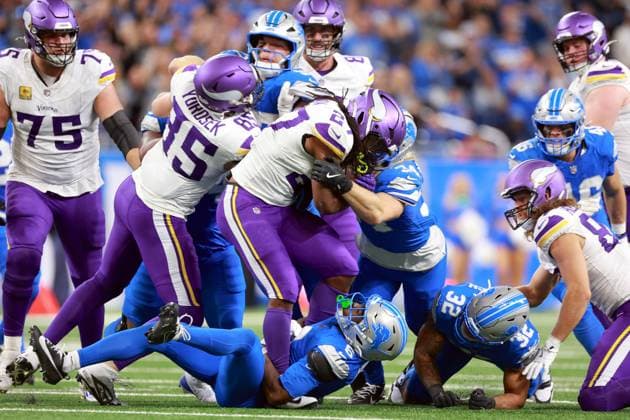 Chicago Bears vs Detroit Lions DETROIT,MICHIGAN-November2: Running back Jordan Mason (27) of the Minnesota Vikings carries the ball as he is tackled during an NFL, American Football Herren, USA football game between the Minnesota Vikings and the Detroit Lions in Detroit, Michigan USA, on Sunday, November 2, 2025. Detroit Michigan United States  Copyright: xAmyxLemusx originalFilename:lemus-chicagob251102_npFJ8.jpg