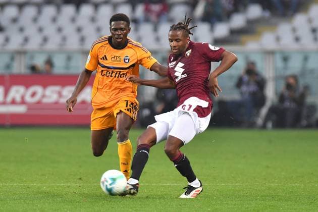 CALCIO - Serie A - Torino FC vs Pisa SC Duvan Esteban Zapata Banguero (Torino) con Ebenezer Akinsanmiro (Pisa) during Torino FC vs Pisa SC, Italian soccer Serie A match in Turin, Italy, November 02 2025 Turin Italy  Copyright: xIPAxSport ABACAx