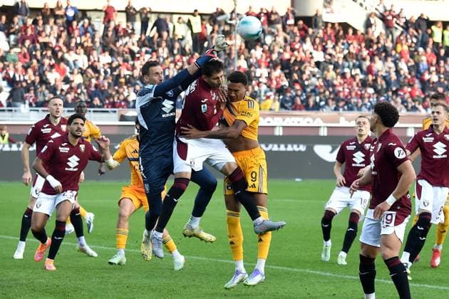 CALCIO - Serie A - Torino FC vs Pisa SC Alberto Andrea Paleari (Torino) saves during Torino FC vs Pisa SC, Italian soccer Serie A match in Turin, Italy, November 02 2025 Turin Italy  Copyright: xIPAxSport ABACAx