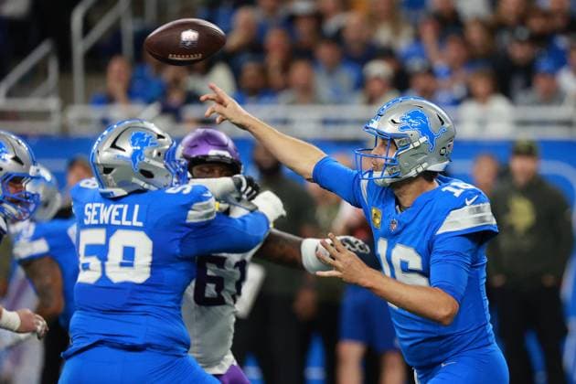Minnesota Vikings vs Detroit Lions DETROIT,MICHIGAN-NOVEMBER 2: Detroit Lions quarterback Jared Goff 16 throws a pass during the first half of an NFL, American Football Herren, USA football game between the Minnesota Vikings and the Detroit Lions in Detroit, Michigan USA, on Sunday, November 2, 2025 Detroit Michigan United States  Copyright: xJorgexLemusx originalFilename:lemus-minnesot251102_np9Zk.jpg