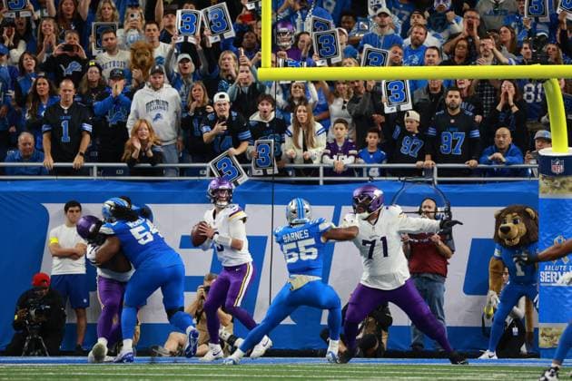 Minnesota Vikings vs Detroit Lions DETROIT,MICHIGAN-NOVEMBER 2: Minnesota Vikings quarterback J.J. McCarthy 9 looks to pass during the first half of an NFL, American Football Herren, USA football game between the Minnesota Vikings and the Detroit Lions in Detroit, Michigan USA, on Sunday, November 2, 2025 Detroit Michigan United States  Copyright: xJorgexLemusx originalFilename:lemus-minnesot251102_npkfy.jpg