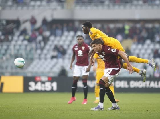 CALCIO - Serie A - Torino FC vs Pisa SC Idrissa Toure of Pisa SC and Cesare Casadei of Torino FC during the Italian serie A, 2025-2026 season, football match between Torino FC and Pisa SC on 02 November 2025 at Stadio Olimpico Grande Torino, Turin, Italy. Photo Nderim Kaceli Turin Italy  Copyright: xIPAxSport ABACAx