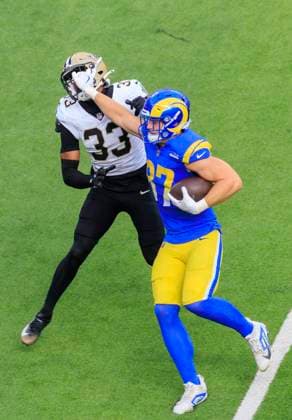 November 2, 2025, Inglewood, California, USA: 87 Davis Allen, TE of the Los Angeles Rams face masks 33 Jonas Sanker, SAF of the New Orleans Saints during their regular NFL, American Football Herren, USA season game on Sunday November 2, 2025 at SoFi Stadium in Inglewood, California. Rams defeat Saints, 34-10. ARIANA RUIZ PI Inglewood USA - ZUMAp124 20251102_zaa_p124_075 Copyright: xArianaxRuizx