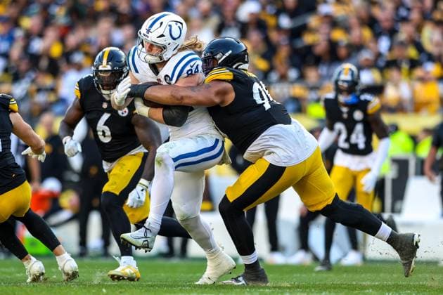 November 2, 2025, Pittsburgh, Pennsylvania, USA: Pittsburgh Steelers defensive tackle DERRICK HARMON (99) wraps up Indianapolis Colts tight end TYLER WARREN (84) during the NFL, American Football Herren, USA football game between the Pittsburgh Steelers and the Indianapolis Colts at Acrisure Stadium in Pittsburgh, Pennsylvania. Pittsburgh USA - ZUMAg257 20251102_zsp_g257_082 Copyright: xBrentxGudenschwagerx