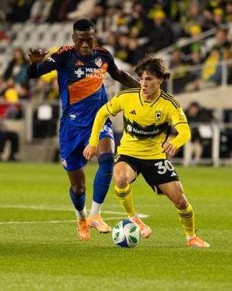 COLUMBUS, OH - NOVEMBER 02: Columbus Crew Midfielder Hugo Picard 30 attacks with the ball in the first half during the MLS, Fussball Herren, USA First Round Playoff match between The Columbus Crew and FC Cincinnati on November 2nd, 2025 at Lower.com Field in Columbus, OH. (Photo by Michael Brown Icon Sportswire) SOCCER: NOV 02 MLS Cup Playoffs Columbus Crew vs FC Cincinnati EDITORIAL USE ONLY Icon27025110210