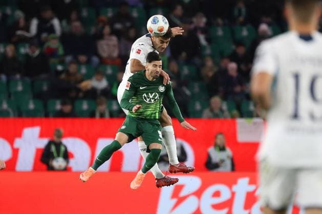 VfL vs Hoffebheim, 1 BL Wolfsburg, 02 11 2025, FOOTBALL VfL Wolfsburg vs TSG 1899 Hoffenheim, 1 BL, Season 2025 26 Ozan Kabak Hoffenheim , Mohammed Amoura VfL Wolfsburg Wolfsburg