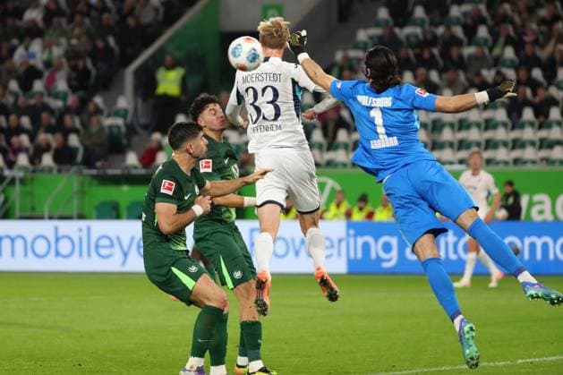 VfL vs Hoffebheim, 1 BL Wolfsburg, 02 11 2025, FOOTBALL VfL Wolfsburg vs TSG 1899 Hoffenheim, 1 BL, Season 2025 26 Konstantinos Koulierakis VfL Wolfsburg , Jenson Seelt VfL Wolfsburg , Max Moerstedt Hoffenheim , Goalkeeper Kamil Grabara VfL Wolfsburg Wolfsburg