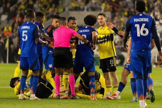 COLUMBUS, OH - NOVEMBER 02: Match Official Guido Gonzales Jr. holds back FC Cincinnati Midfielder Evander (10) after a foul in the second half during the MLS, Fussball Herren, USA First Round Playoff match between The Columbus Crew and FC Cincinnati on November 2nd, 2025 at Lower.com Field in Columbus, OH. (Photo by Michael Brown Icon Sportswire) SOCCER: NOV 02 MLS Cup Playoffs Columbus Crew vs FC Cincinnati EDITORIAL USE ONLY Icon27025110226