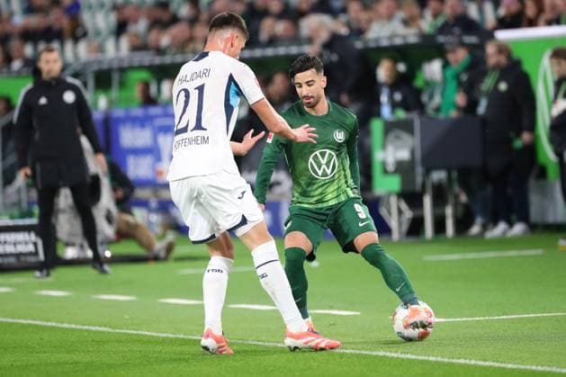 VfL vs Hoffebheim, 1 BL Wolfsburg, 02 11 2025, FOOTBALL VfL Wolfsburg vs TSG 1899 Hoffenheim, 1 BL, Season 2025 26 Albian Hajdari Hoffenheim , Mohammed Amoura VfL Wolfsburg Wolfsburg